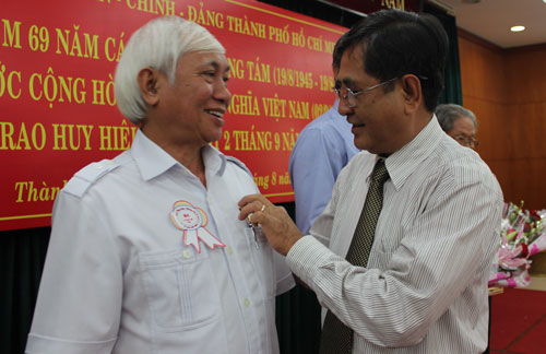 Trưởng Ban Dân vận Thành ủy TP HCM Nguyễn Văn Rảnh trao Huy hiệu 40 năm tuổi Đảng cho PGS-TS Phan Xuân Biên