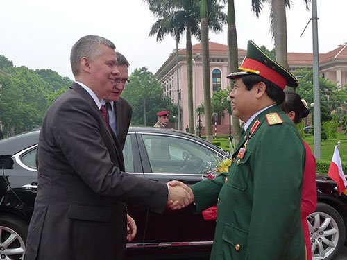 Đại tướng Phùng Quang Thanh (phải) tiếp đón Bộ trưởng Bộ Quốc phòng Ba Lan