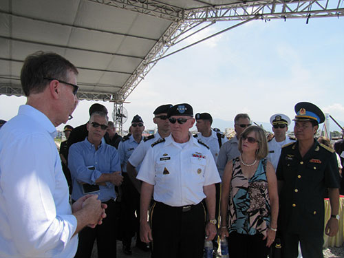 Đại tướng Martin Dempsey thăm hệ thống xử lý môi trường, tẩy độc dioxin tại 
sân bay Đà Nẵng