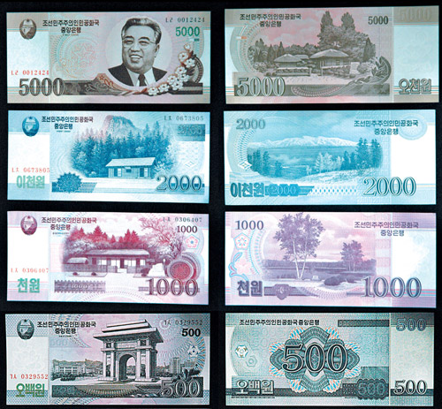 Tiền cũ (trái) và tiền mới phát hành (phải) của chính quyền Bình Nhưỡng. Ảnh: Chosun Ilbo