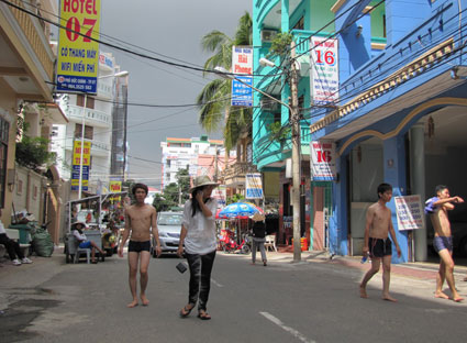 Khách ít, lượng phòng dư thừa, các khách sạn, nhà nghỉ đua nhau giảm giá. Trong ảnh: Dày đặc nhà nghỉ, khách sạn trên đường Phó Đức Chính (Bãi Sau, TP.Vũng Tàu) vắng khách trong các ngày từ thứ hai đến thứ sáu.