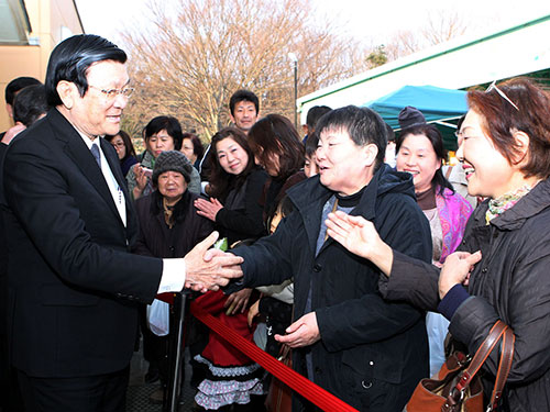 Người dân tỉnh Ibaraki chào đón Chủ tịch nước Trương Tấn Sang Ảnh: TTXVN