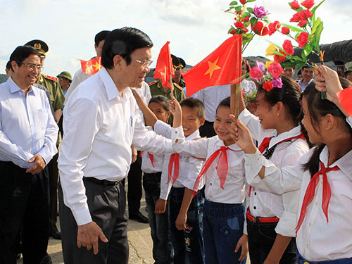 Chủ tịch nước Trương Tấn Sang thăm hỏi thiếu nhi xã đảo Ngọc Vừng, huyện đảo Cô Tô, tỉnh Quảng Ninh Ảnh: TTXVN