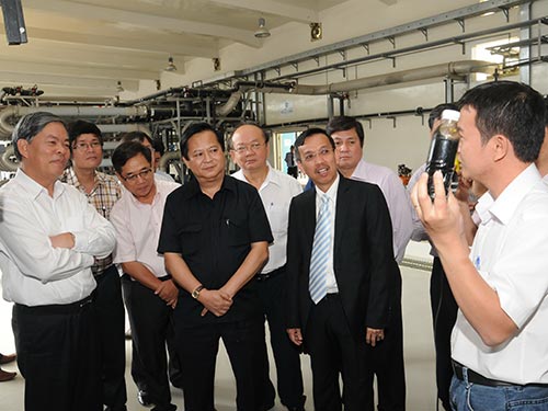 Bộ trưởng Nguyễn Minh Quang (bìa trái) tham quan quy trình xử lý nước rỉ tại Khu Liên hợp xử lý rác Đa Phước