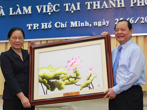 Ông Lê Thanh Hải, Bí thư Thành ủy TP HCM, tặng quà lưu niệm cho đoàn đại biểu tỉnh Điện Biên