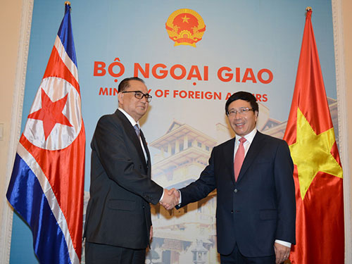 Phó Thủ tướng - Bộ trưởng Bộ Ngoại giao Phạm Bình Minh tiếp Bộ trưởng  Ngoại giao Cộng hòa Dân chủ Nhân dân Triều Tiên Ri Su Yong