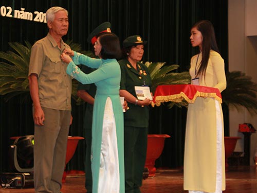 Bà Nguyễn Thị Thu Hà, Phó Bí thư Thành ủy TP HCM, trao Huy hiệu TP HCM cho các cá nhân