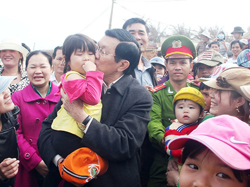 Chủ tịch nước thăm người dân ở xóm Rớ, phường Phú Đông, TP Tuy Hòa, tỉnh Phú Yên