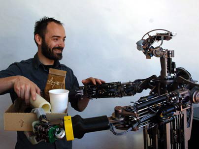 Robot có thể làm thay công nhân những công việc trong nhà máy… Ảnh: Internet