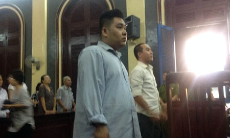 Bị cáo Tân (trái) bị kháng nghị tăng án