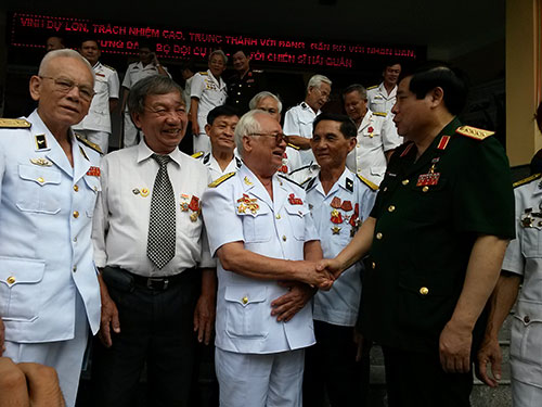 Đại tướng Phùng Quang Thanh trò chuyện với những chiến sĩ hải quân đã từng làm nên chiến công năm xưa