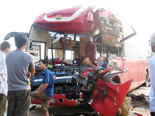 Xe kh&aacute;ch giường nằm bị tai nạn ở thị x&atilde; S&ocirc;ng Cầu, tỉnh Ph&uacute; Y&ecirc;n th&aacute;ng 4-2014 
Ảnh: HỒNG &Aacute;NH