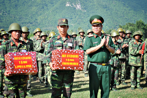 Lãnh đạo Bộ tư lệnh Quân khu 9 trao thưởng cho các đơn vị đạt thành tích bắn giỏi.
