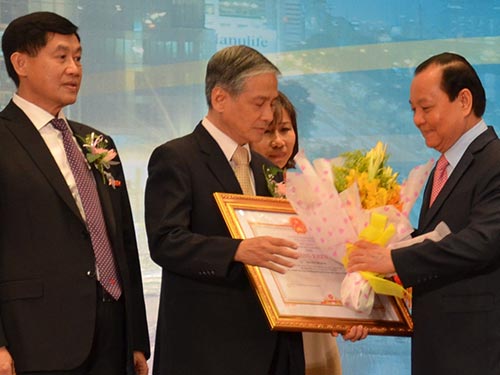Ủy viên Bộ Chính trị, Bí thư Thành ủy TP HCM Lê Thanh Hải tặng bằng khen của Thủ tướng cho các kiều bào
