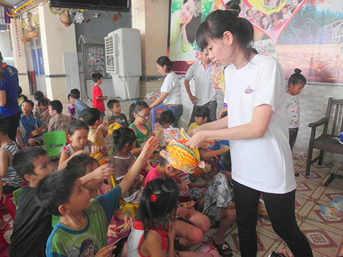 Trao quà Tết Trung thu cho trẻ em nghèo, khuyết tật tại Trung tâm Nhân đạo 
Quê hương Ảnh: Lương Sơn