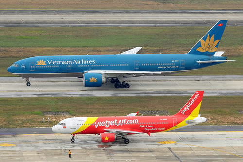 Hai máy bay Vietnam Airlines và VietJet Air đang trên đường lăn ở sân bay - Ảnh minh họa