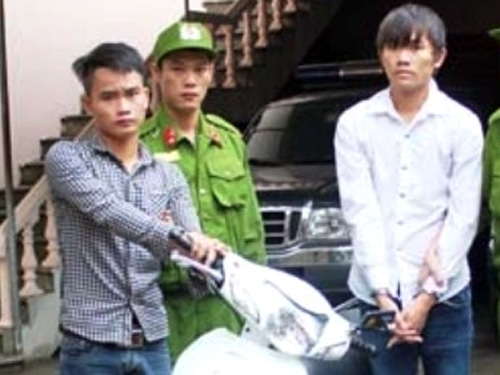 Hai tên cướp bị lực lượng công an bắt giữ sau khi gây án. Ảnh: Phạm Hòa