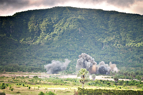 Máy bay tiêm kích Su-30 của Sư đoàn 370 (Quân chủng Phòng không – Không quân) công kích chính xác vào mục tiêu giả định.