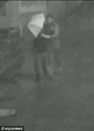 Gã đàn ông đưa bạn gái đến cửa cửa cống khi trời đang mưa tầm tã. Ảnh: Euro News