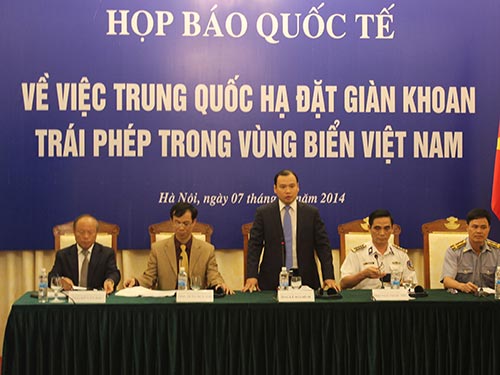 Đại diện cơ quan chức năng Việt Nam tại cuộc họp báo Ảnh: VĂN DŨNG