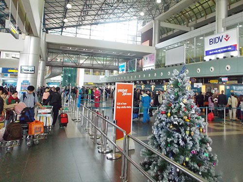 Để hành khách yên tâm, an toàn hàng không phải được đặt lên hàng đầu. Trong ảnh: Hành khách chuẩn bị lên máy bay tại sân bay Nội Bài