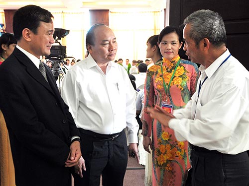 Phó Thủ tướng Nguyễn Xuân Phúc (giữa) trao đổi cùng các đại biểu