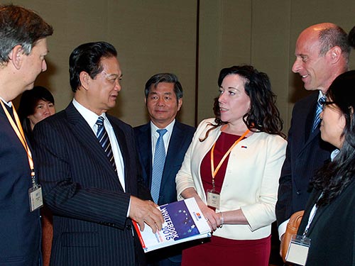 Đại diện các nhà đầu tư châu Âu tặng Thủ tướng Nguyễn Tấn Dũng Sách Trắng về môi trường đầu tư kinh doanh tại Việt Nam Ảnh: HOÀNG BẮC