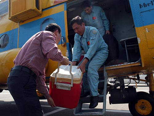 Các bác sĩ tăng cường từ Hà Nội lên Lai Châu vận chuyển thuốc men khỏi máy bay Ảnh: TTXVN
