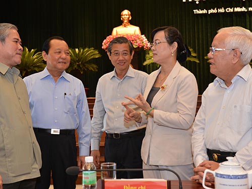 Ủy viên Bộ Chính trị, Bí thư Thành ủy TP HCM Lê Thanh Hải (thứ hai, từ trái sang) trao đổi với đại biểu tại hội nghị Ảnh: VIỆT DŨNG