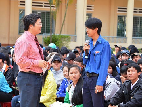 Học sinh THPT TP Buôn Ma Thuột đặt câu hỏi với TS Trần Đình Lý, Trưởng Phòng Đào tạo Trường ĐH Nông Lâm TP HCM                             Ảnh: CAO NGUYÊN