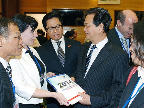 Thủ tướng Nguyễn Tấn Dũng trao đổi với các đại biểu bên lề hội nghị Ảnh: NHẬT BẮC Thủ tướng Nguyễn Tấn Dũng trao đổi với các đại biểu bên lề hội nghị Ảnh: NHẬT BẮC