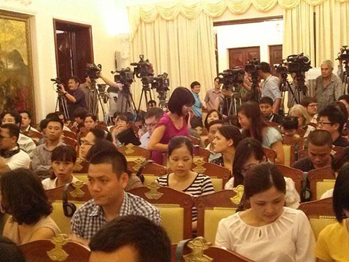 Các phóng viên trong nước và quốc tế tham dự buổi họp báo chiều 17-5Ảnh: NGUYỄN QUYẾT