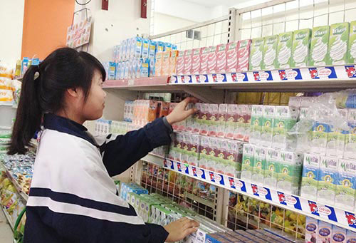 Nhiều loại sữa tiếp tục tăng giá từ ngày 1-3 khiến người tiêu dùng sẽ phải cân nhắc hơn. Ảnh: NGỌC DUNG
