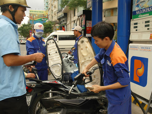 Việc lấy giá bán lẻ xăng dầu của Petrolimex làm tham chiếu khiến nhiều DN đầu mối khó cạnh trang lại