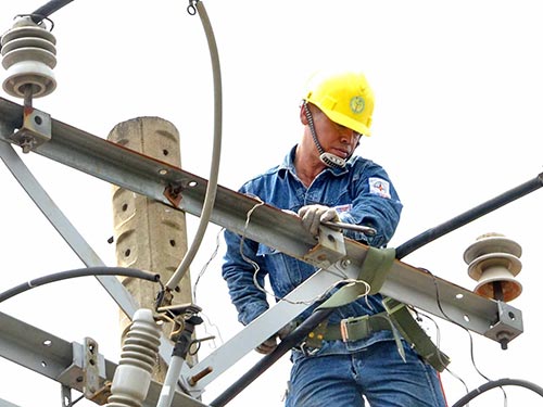 Công nhân của EVN cải tạo lưới điện tại TP HCM Ảnh: TẤN THẠNH