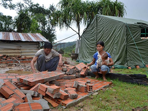 Vợ chồng anh Đinh Văn Hà, xã Sơn Nham, huyện Sơn Hà, tỉnh Quảng Ngãi, bên căn nhà đã bị lũ cuốn