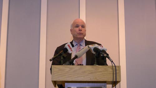 Hai thượng nghị sĩ Sheldon Whitehouse (trên) và John McCain tại cuộc họp báo ngày 8-8