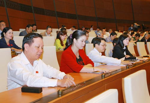 Các đại biểu Quốc hội &acirc;́n nút th&ocirc;ng qua Luật Doanh nghiệp (sửa đổi)  Ảnh: TTXVN