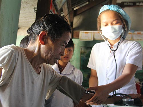 Bác sĩ khám bệnh cho người dân vùng cao ở huyện Đông Giang, tỉnh Quảng Nam