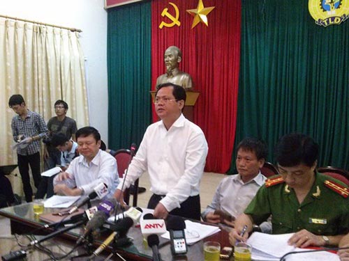 Ông Đỗ Mạnh Hải, Chủ tịch UBND quận Long Biên, thông báo kết quả thanh tra Ảnh: NGUYỄN QUYẾT