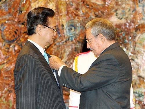 Chủ tịch Hội đồng Nhà nước và Hội đồng Bộ trưởng Cuba Raul Castro Ruz trao tặng Thủ tướng Nguyễn Tấn Dũng Huân chương Jose Marti Ảnh: TTXVN