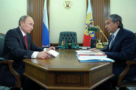 Tổng thống Vladimir Putin và chủ tịch công ty Rosneft Igor Sechin. Ảnh: Kremlin