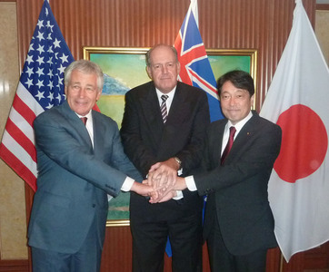 Bộ trưởng Quốc phòng Mỹ Chuck Hagel và 2 người đồng cấp Úc David Johnston và Nhật Itsu Onodera tại Shangri-La ngày 30-5. Ảnh: Kyodo