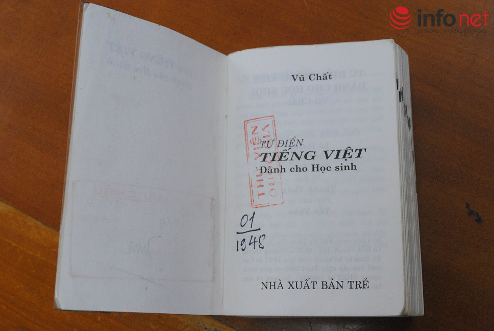 Cuốn Từ điển tiếng Việt dành cho học sinh của tác giả Vũ Chất, do Nhà xuất bản Trẻ phát hành năm 2001