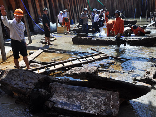 Nhiều phần trong xác con tàu cổ có niên đại 700 năm sau khi được trục vớt cổ vật (năm 2013) đã bị người dân lấy xác tàu đem bán  Ảnh: Tử Trực