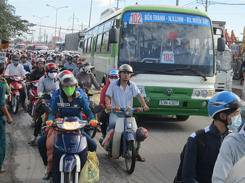 Phương tiện giao thông ùn ứ trên Quốc lộ 1, đoạn giao với đường Võ Văn Kiệt (huyện Bình Chánh, TP HCM)  Ảnh: Lương Sơn