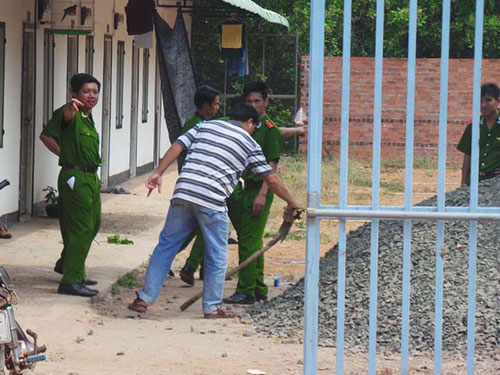 Lực lượng công an khám nghiệm hiện trường vụ án mạng