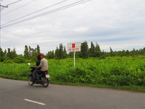 Dự án khu đô thị Sing Việt (huyện Bình Chánh, TP HCM) đã kéo dài hơn 10 năm vẫn chưa xong khâu bồi thường, giải phóng 
mặt bằng do các bên không thống nhất được mức bồi thường