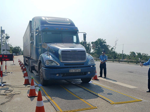 Lực lượng chức năng tỉnh Quảng Nam tiến hành cân kiểm tra xe quá tải tại trạm số 23