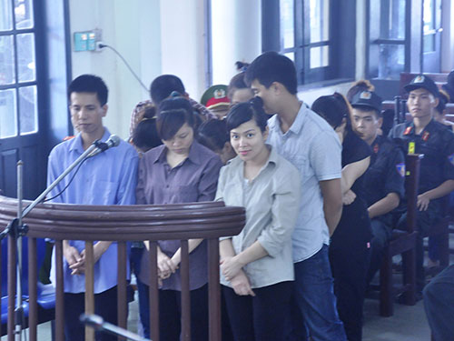 Bị cáo Bùi Thị Thu Hằng (bìa phải) tại tòa